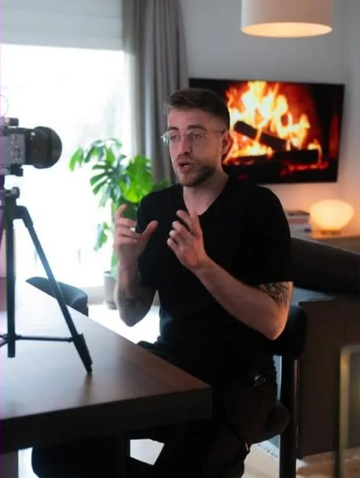 Oskar Fanelli explicando algo a cámara mientras graba contenido